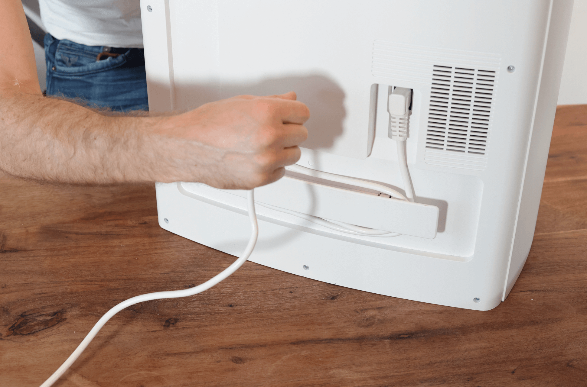 Das Kabelmanagement der All-in-One Station des ECOVACS DEEBOT T20 OMNI ist zu sehen.